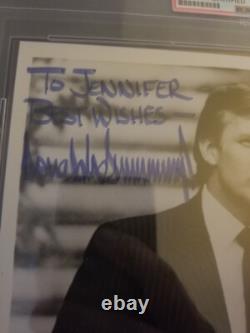 Le président DONALD TRUMP a signé un 8x10 PSA/DNA encapsulé, je noterais l'autographe à 10.