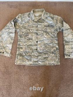 Le président DONALD TRUMP a signé une veste de camouflage de l'US AIR FORCE.