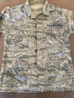 Le président DONALD TRUMP a signé une veste de camouflage de l'US AIR FORCE.