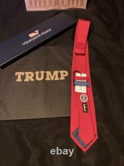 Le président Donald J. Trump a signé la cravate Vineyard Vines 45-47 officielle de la Maison Blanche.