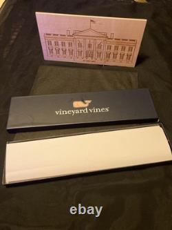 Le président Donald J. Trump a signé la cravate Vineyard Vines 45-47 officielle de la Maison Blanche.