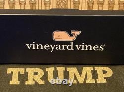Le président Donald J. Trump a signé la cravate Vineyard Vines 45-47 officielle de la Maison Blanche.