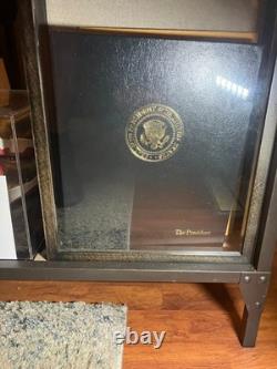 Le président Donald J. Trump a signé la cravate Vineyard Vines 45-47 officielle de la Maison Blanche.