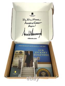 Le président Donald J Trump a signé un autographe sur le livre 'Our Journey Together' dans sa boîte originale