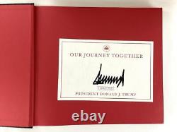 Le président Donald J Trump a signé un autographe sur le livre 'Our Journey Together' dans sa boîte originale
