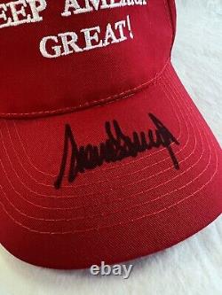 Le président Donald John Trump a signé un chapeau MAGA avec un certificat d'authenticité