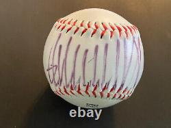 Le président Donald Trump a signé à la main une balle de baseball.