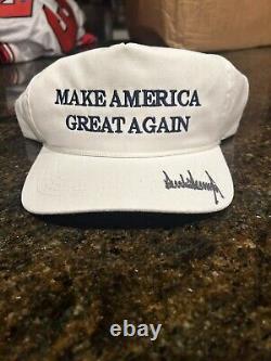 Le président Donald Trump a signé l'autographe du chapeau MAGA USA Cali Fame.