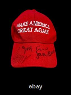 Le président Donald Trump a signé le chapeau 'Make America Great Again' avec un certificat d'authenticité JSA.