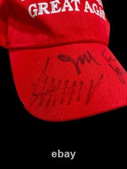 Le président Donald Trump a signé le chapeau 'Make America Great Again' avec un certificat d'authenticité JSA.