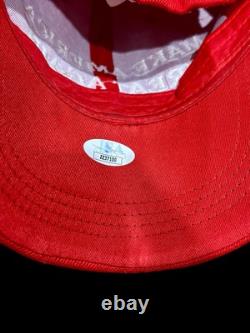 Le président Donald Trump a signé le chapeau 'Make America Great Again' avec un certificat d'authenticité JSA.