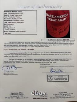Le président Donald Trump a signé le chapeau 'Make America Great Again' avec un certificat d'authenticité JSA.