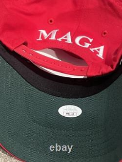 Le président Donald Trump a signé le chapeau de campagne officiel 45 + 47 Maga Auto Jsa Coa