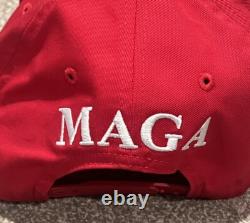 Le président Donald Trump a signé le chapeau de campagne officiel 45 + 47 Maga Auto Jsa Coa