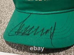 Le président Donald Trump a signé le chapeau officiel vert Maga Cali Fame Auto Jsa Coa