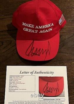 Le président Donald Trump a signé le chapeau rouge 'Maga Make America Great Again' avec certification Jsa Coa