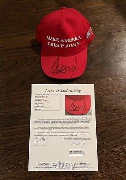 Le président Donald Trump a signé le chapeau rouge 'Maga Make America Great Again' avec certification Jsa Coa