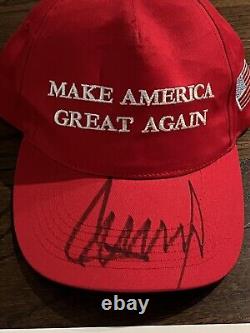 Le président Donald Trump a signé le chapeau rouge 'Maga Make America Great Again' avec certification Jsa Coa