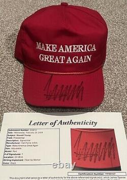 Le président Donald Trump a signé le chapeau rouge officiel Maga Cali Fame 2024 avec certificat d'authenticité JSA Coa