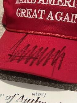 Le président Donald Trump a signé le chapeau rouge officiel Maga Cali Fame 2024 avec certificat d'authenticité JSA Coa