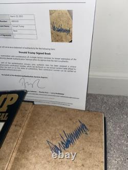 Le président Donald Trump a signé le livre Art of the Deal, première édition de 1987, Maga Bas.