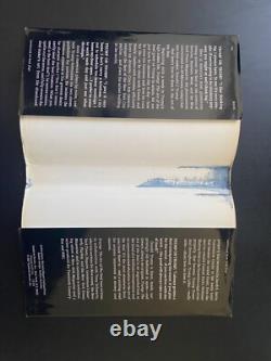 Le président Donald Trump a signé le livre Art of the Deal, première édition de 1987, Maga Bas.