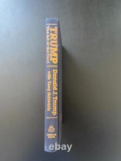 Le président Donald Trump a signé le livre Art of the Deal, première édition de 1987, Maga Bas.
