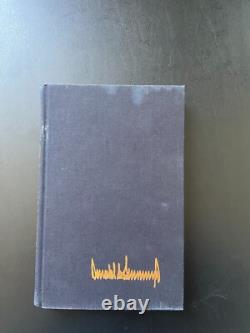 Le président Donald Trump a signé le livre Art of the Deal, première édition de 1987, Maga Bas.