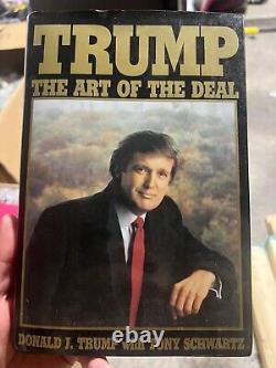 Le président Donald Trump a signé le livre 'L'art de la négociation' lors de l'élection officielle de 2016.
