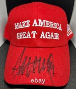 Le président Donald Trump a signé un chapeau 'Make America Great Again' authentique avec certificat d'authenticité JSA