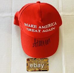 Le président Donald Trump a signé un chapeau avec un certificat d'authenticité Maga New