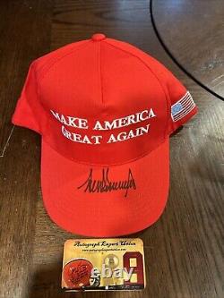 Le président Donald Trump a signé un chapeau d'autographe avec un COA pour rendre à l'Amérique sa grandeur (MAGA)