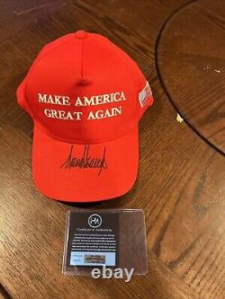 Le président Donald Trump a signé un chapeau d'autographe avec un certificat d'authenticité pour Rendre l'Amérique Grande de Nouveau (MAGA).