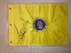 Le président Donald Trump a signé un drapeau de golf scellé présidentiel 2024 autographié JSA