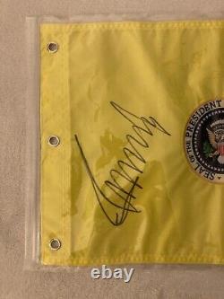Le président Donald Trump a signé un drapeau de golf scellé présidentiel 2024 autographié JSA