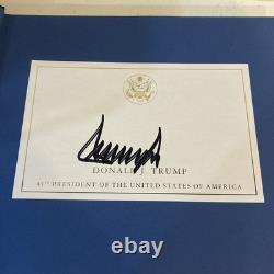 Le président Donald Trump a signé un livre relié Save America avec lettre d’authentification ACOA