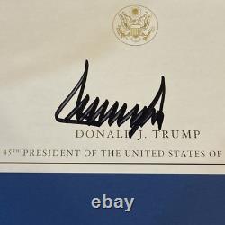 Le président Donald Trump a signé un livre relié Save America avec lettre d’authentification ACOA