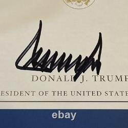 Le président Donald Trump a signé un livre relié Save America avec lettre d’authentification ACOA