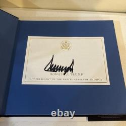 Le président Donald Trump a signé un livre relié Save America avec lettre d’authentification ACOA