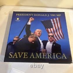 Le président Donald Trump a signé un livre relié Save America avec lettre d’authentification ACOA
