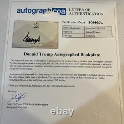 Le président Donald Trump a signé un livre relié Save America avec lettre d’authentification ACOA