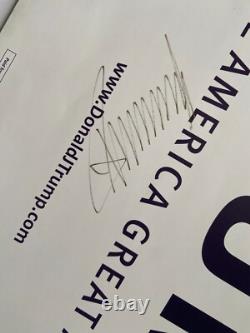 Le président Donald Trump a signé un panneau de campagne Make America Great Again.