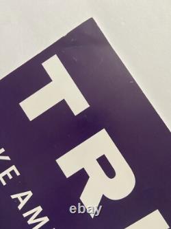 Le président Donald Trump a signé un panneau de campagne Make America Great Again.