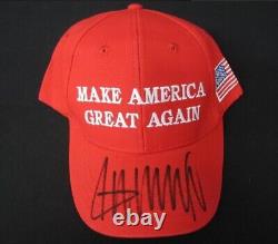Le président Donald Trump a signé une casquette avec un certificat d'authenticité - Rendre l'Amérique grande à nouveau (MAGA).