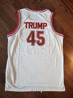 Le président Donald Trump des États-Unis a signé un maillot de basket-ball 45 certifié avec COA.