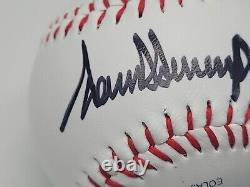 Le président américain Donald J Trump a signé un document d'autographe présidentiel de baseball USA.