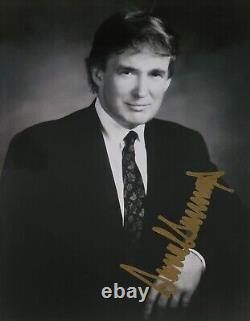 Le président des États-Unis Donald J Trump a signé le document photo présidentiel des États-Unis USA.