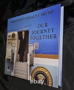 Livre relié 'Notre voyage ensemble' signé par Donald J. Trump, Président