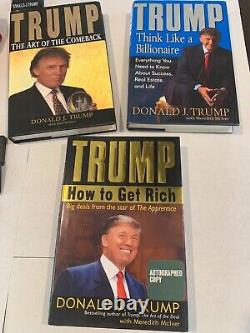 Livres de Donald Trump (1 signé), Chapeau, Articles de casino, Peignoir, Poupée à tête branlante