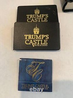 Livres de Donald Trump (1 signé), Chapeau, Articles de casino, Peignoir, Poupée à tête branlante